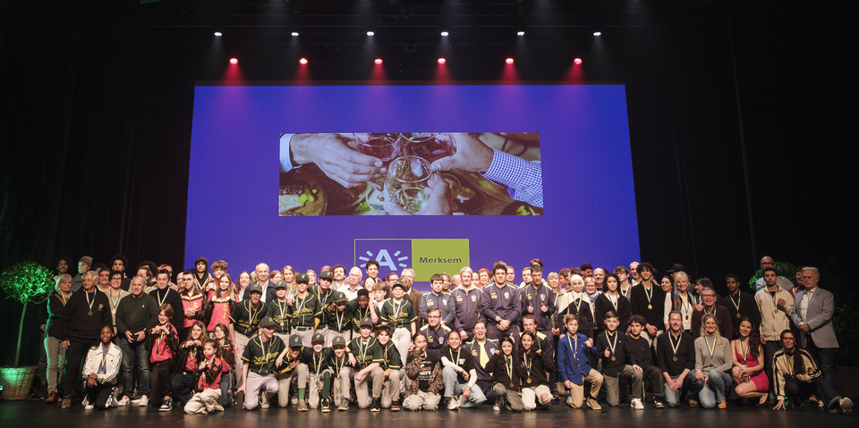 groepsfoto van alle gevierde sportclubleden op het podium van Schouwburg Noord